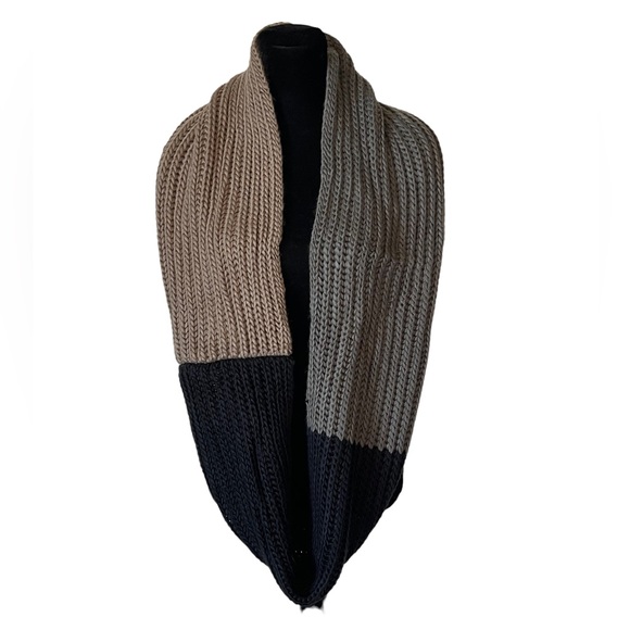 Chunky Knit Beige Gray Infinity Black Scarf - Picture 7 of 7